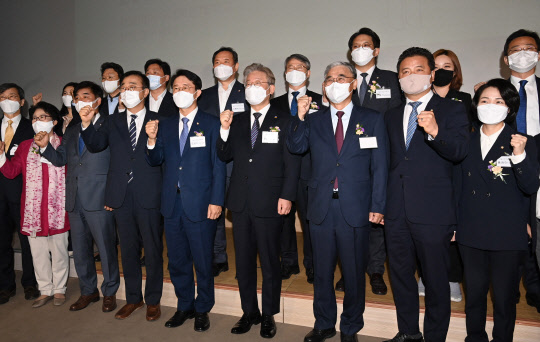 이재명 경기지사(앞줄 오른쪽 네번째)가 지난 12일 서울 마포구 서울미디어대학원대학교 상암연구센터에서 열린 민주평화광장 출범식에서 조정식 민주당 의원, 이종석 전 통일부 장관 등과 기념촬영을 하고 있다. 민주평화광장은 전국 조직망의 이 지사 지지모임이다. 국회사진기자단=연합뉴스